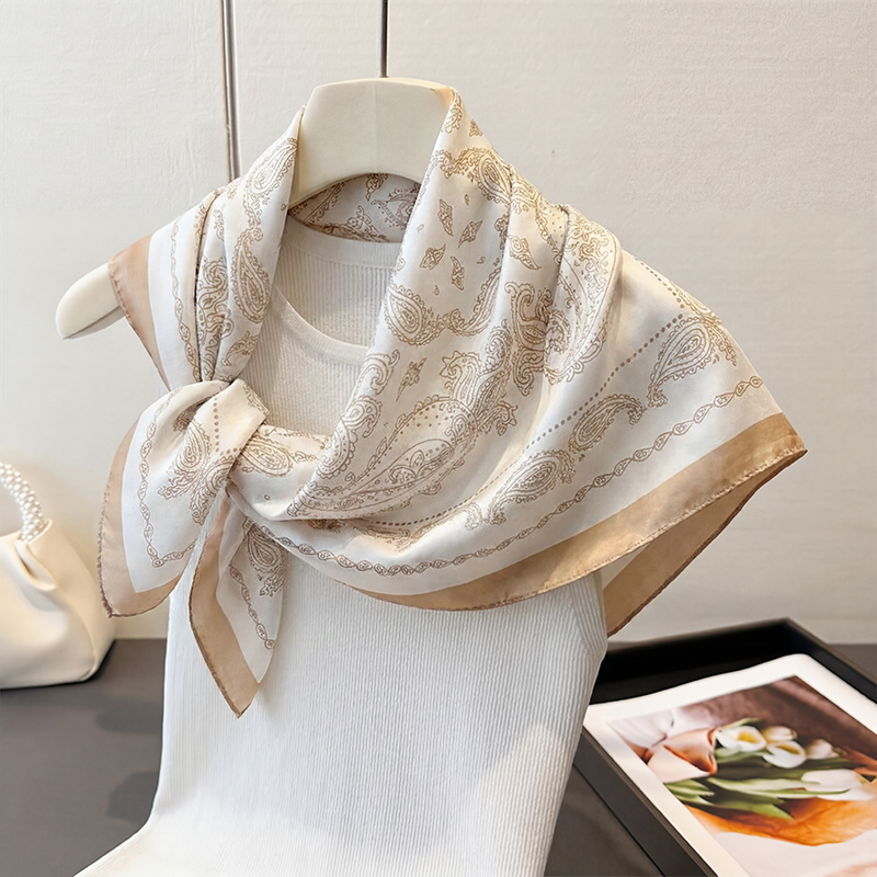 ヴィンテージベージュペイズリープリントスクエアスカーフサテン - Silk Neck Scarf のレビューと価格